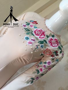 Embroidery Suits Punjabi, Boutique Couture, Cotton Kurti Designs, Flower Handmade, Suits Design, Embroidery Neck Designs, Beautiful Suit