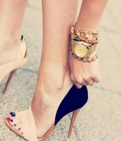 Me encantan super elegantes Legs And Heels, All About Shoes, Fabulous Shoes, Hot Shoes, Shoe Lover, Suho, Beautiful Shoes