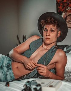 First up we have Elise Applegate (@elisedont on insta) from Austin, Texas. Check out her badass tomboy style, stunning photography, and the occasional workout inspo on her instagram in our style interview: #tomboystyle #androgynous #androgynousfashion #lgbtqfashion #lesbianstyle #lesbianlifestyle #queerfashion #tomboyoutfit Gender Outfits, Lgbtq Style, Texas Photoshoot, Gender Blender, Lesbian Style, Queer Women, Locked Tomb, Lgbtq Fashion