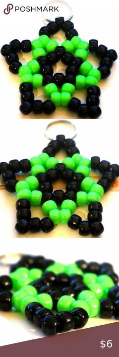 Stretchy Kandi Star Keychain Star Kandi Pattern, Kandi Star Bracelet, Kandi Star Ideas, Kandi Star Tutorial, Kandi Star Cuff, Kandi Charm Patterns, Kandi Keychain, Kawaii Kandi, Kandi Creations