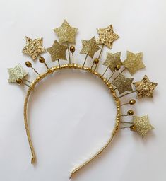 Gold star crown for girls or women.  This headband with handmade gold stars adds beautiful sparkle to any daily outfit, special occasions and Christmas celebrations. It is attached to hard headband. This headband fits 2 and up. They are also great for BIRTHDAY GIFT. All items are handmade with attention to detail in a smoke free environment. Many other stiles and colors of cute hair clips, headbands, shiny crowns on my shop  https://www.etsy.com/shop/PinkandBright . Take a peek! Thank you for vi Tiara Diy, Diy Tiara, Nativity Costumes, Theme Carnaval, Star Costume, Diy Decoracion, Headpiece Diy, Christmas Hair Accessories, Halo Headband