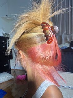 Honey Brown Hair With Pink Skunk Stripe, Honey Blonde And Pink Hair, Outfit Themes, Iron Curls, Honey Blond, Skunk Stripe, Blonde Natural