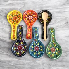 Unique Ceramic Spoon Rest with floral patterns We're all cooking more for ourselves these days. Do you struggle on a daily basis with life's big question? Where do i put this dirty spoon? That's where the handy sweet spoon rest comes in to the rescue. A messy spoon can find its way all over your countertop, or falling off the tops of pots, unless you have a designated spot for it. Maybe it's time to try a spoon rest. Dimensions: Length 24 cm | 9 1/2" inches Width 11-12 cm | 4 1/2" inches (widest Spoon Rest Designs, Utensil Holder Ideas, Spoon Rest Pottery, Kitchen Pottery, Pottery Spoon, Pottery Spoon Rest, Pottery Patterns, Color Ceramic, Ceramic Spoon Rest