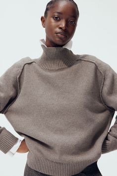 Short  loose-fit sweater in a soft knit. Mock turtleneck  long saddle sleeves with visible seams  and ribbing at neck  cuffs  and hem. Jumper Outfits, Pull Orange, Pull Grosse Maille, Womens Cream Sweater, Green Sweater Women, Womens Grey Sweater, Turtleneck Jumper, Pull Rose, Mock Turtleneck Sweater