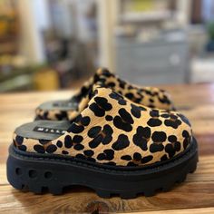 These Funky Style Cheetah Print Clogs Are So Cool And A Must Have. They Can Be Worn All Seasons. And Would Be Super Cute With Socks. Best Shoes For Women, Funky Style, Simon Miller, Best Shoes, Chic Shoes, Funky Fashion