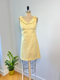 Vintage 1960s yellow & white polka dot shift dress with v neck & is sleeveless. This dress features a back zipper closure & ruffled neckline. In excellent vintage condition B: 36" W: 32" L: 34" Fall Shift Dress, Yellow 60s Dress, 60s Fashion Women, 1960s Dresses, 60s Dress, Mod Dress, 1960s Fashion, 60s Fashion, White Polka Dot