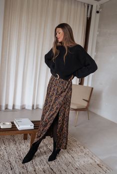 Long skirt Elastic at the waist Split in the bottom Not lined Sizes: S-M / M-L S-M: Length 37.80 in - Width 10.24 in M-L: Length 39.37 in - Width 11.81 in Our models wear the Black Joela Sweater Contexture : 100% polyester Handwash recommended Look Boho Chic, Looks Chic, Professional Outfits, Business Casual Outfits, Work Attire, Looks Style, Mode Inspiration, Modest Outfits, Outfits Casuales