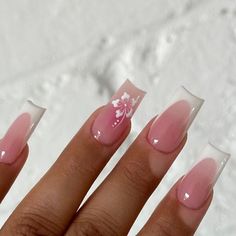 Karinailz🎀 on Instagram: "The cutest!🌸 • • • •  #houstonnails #houstonnailtech #summernails #flowernailart #hibuscus #frenchtipnails #coffinnails #coffinnailshape #nailinspo #naildesign #nailaddict #nailart #nailporn #nailjunkie" Nails With One Nail Design, White Cute Acrylic Nails, Nail Idea With Flowers, Nail Into Summer, Nails Acrylic For Summer, White Nails And Pink, Nails With One Design, Summer Flowers Nails, Pink Nails With Art