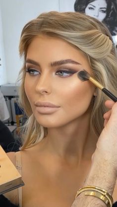 Natural Glowing Makeup Green Eyes, Make Up Ideas For Blondes, Full Glam Makeup For Blondes, Brides Maid Make Up, Blonde Eye Makeup, Wedding Makeup Contour, Make Up For Blondes With Green Eyes, Glam Bride Makeup Green Eyes, Wedding Makeup Blonde Hair Green Eyes