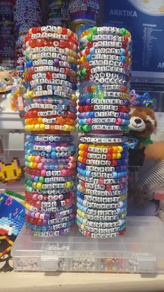 Grunge Bracelet Ideas, Things To Write On Bracelets, Braclets Ideas Beaded Aesthetic, Kandi Tut, Kandi Ideas Words, Kandi Bracelet Ideas, Scenecore Kandi, Scene Bracelets