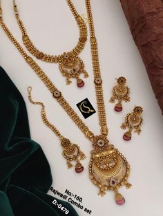 Description :- Gold Plated Jewellery Set/South Indian Necklace / Choker Necklace Set/ Choker Set/ Bollywood Jewelry/ Indian Jewelry/ Handmade Items Gift yourself a royal look with this perfectly crafted kundan necklace set from Manalisstudio. Crafted with high quality kundan stones and pearls, it is impressive in design. The green enamel artwork adds perfect texture to the design. Perfect for weddings and festivities, this antique necklace set should be put on with your favorite sari or lehenga. Antik Jewellery Gold, Necklace Set Choker, South Indian Necklace, Kundan Jewellery Set, Gold Plated Jewellery, Indian Necklace, Indian Jewelry Sets, Kundan Necklace, Bollywood Jewelry