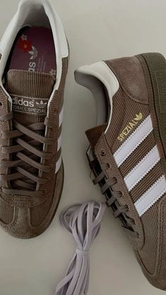 adidas - Original Trainers Adidas Spezial Brown, Brown Sneakers Women, Adidas Samba Women, Samba Outfit Ideas, Adidas Samba Outfits, Samba White, Adidas Samba White, Samba Outfits, Samba Og Shoes