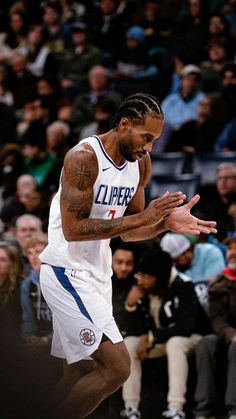 a basketball player in the middle of a play with his hand out to catch the ball