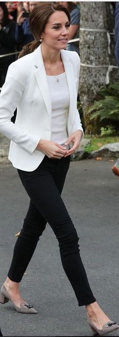 Kate Middleton wearing Kiki McDonough Ducesa Kate, Moda Kate Middleton, Stile Casual Chic, Middleton Style, Kate Middleton Style, Summer Work Outfits, Casual Work Outfit