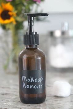 This gentle, natural and inexpensive diy makeup remover works just as well as store brands, which often contain parabens, formaldehyde releasers, and other problematic ingredients. It's quick and easy to make, too! Doterra Makeup Remover, Diy Brush Cleaner, Homemade Toiletries, Makeup Remover Recipe, Diy Makeup Brush Cleaner, Homemade Makeup Remover, Mascara Remover, Toxic Makeup, Diy Makeup Brush