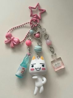 Cute Charms Diy, Cute Backpack Charms, Cool Keychain Ideas, Keychains On Bag, Juminocore Trinkets, How To Make Acrylic Keychains, Toro Keychain, Trinkets Keychain, How To Make Keychains