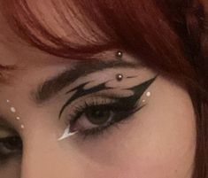 Aesthetic Makeup Looks Eyeliner, Egirl Eyeliner Ideas, Makeup Line Art, Cool Eyeliner Designs, Eyeliner Ideas Creative, Unique Eyeliner Looks