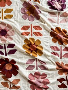 an image of a quilt with flowers on it