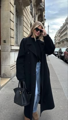 Black Coat Outfit, Look Adidas, Outfit Autumn, Skandinavian Fashion, Winter Fashion Outfits Casual, Uggs Outfit, Neue Outfits