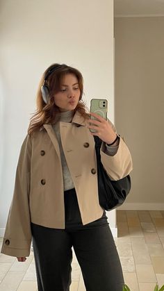 Cropped Trench Coat Outfit 2023, Fall Coat 2023, Beige Trench Coat Short, Oversized Cropped Trench Coat, Short Trench Coat Outfit Fall, Short Trench Coat Outfit Winter, Autumn Jacket Women 2023, Trench Coat Short Women, Short Pea Coat Outfits