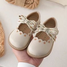 Vintage Baby Girl Outfits, Baby Girl Vintage Outfits, Baby Outfits For Boys, Cottagecore Baby Clothes, French Baby Clothes, Soft Baby Shoes, Flower Princess, Newborn Shoes, Toddler Girl Shoes