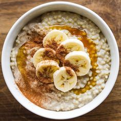 oatmeal with bananas and cinnamon in a bowl