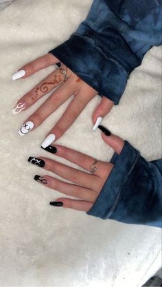 Painted Acrylic Nails, Black And White Nail, Nagellack Trends, Black Acrylic Nails, Hippie Nails, White Acrylic Nails, Grunge Nails, Simple Acrylic Nails, White Nail