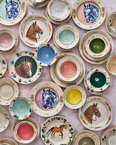 there are many plates that have horses on them