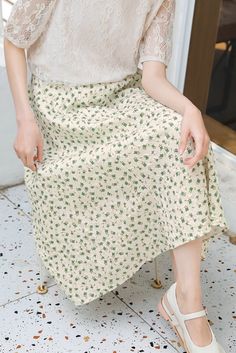 Green Floral Midi Skirt M Spring Relaxed Long Maxi Skirt, Green Flowy Skirt For Spring, Green Relaxed Maxi Skirt For Spring, Green Relaxed Fit Maxi Skirt For Spring, Elegant Wrap Skirt For Spring, Green Lined Maxi Skirt For Spring, Spring Green Pleated Maxi Skirt, Spring Long Green Skirt, Green Long Skirt For Spring