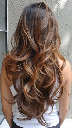 Indulge in a treat with whipped honey frosting in brown hair. Explore styles that mimic the creamy and luscious texture of whipped honey, ensuring your hair becomes a delectable and irresistible treat for the eyes. Long Reddish Brown Hair With Highlights, Honey Brown Hair, Hair Inspiration Color