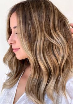 Blonde Light Brown Hair, Fall Hair Color Trends, Fantasy Hair, Fall Hair Color, Haircuts With Bangs, Light Brown Hair, Hair Color Trends, Artist On Instagram, Aesthetic Hair