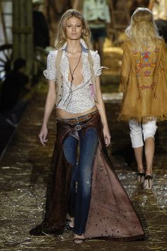 Vest Drawing, 2006 Runway, Fendi Fashion, Cute Country Outfits, Bohemian Chic Fashion, Life Vest, Western Chic, Boho Style Dresses, Diva Fashion