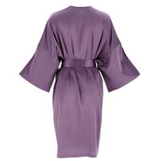 Designed for ultimate relaxation, the women's silk kimono robe 'Meteya' in noble purple features convenient pockets and a belted closure, allowing you to lounge in style. The collarless design and wide 3/4 sleeve details add charm to the silk kimono robe, while the below-the-knee length lets you always feel silk against your skin. Whether you're enjoying a leisurely breakfast or winding down in the evening, a silk robe for women is the perfect companion for moments of bliss. Composition: -95 % 19 mm washable mulberry silk with 6a grade -5% elastane for added comfort when moving  About Silk Dressing Gown: -Mulberry silk short robe with pockets and belt -Collarless dressing gown with wide 3/4 sleeves -Length: below the knee -Hems: 2 cm -For one piece we use up to 2. 5 m of silk fabric.  Clea Silk Robe Long, Don't Know What To Wear, Robe For Women, Silk Dressing Gown, Silk Kimono Robe, Silk Shift Dress, Nightwear Women, Silk Robe, Purple Silk