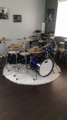 a drum set sitting on top of a white rug