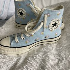 Daisy Embroidered, Never Worn. Bought In England! Embroidered Converse Aesthetic, Joelle Core, White Shoes Aesthetic, Converse Ideas, Aesthetic Converse, Converse Aesthetic, Embroidered Converse, Cute Converse, All Star Converse