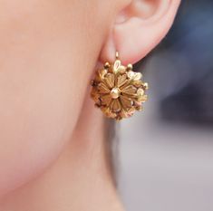 High Jewelry Design, Gold Jewelry Prom, Gold Jhumka, Jewelry Prom, Delicate Gold Ring, Jewelry Knowledge, Indian Jewelry Earrings, New Gold Jewellery Designs, Antique Bridal Jewelry