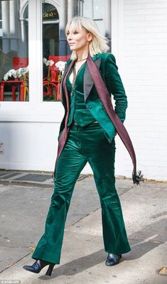 Cate Blanchett Green Suit, Velour Suits Women, Emerald Green Womens Suit, Female Three Piece Suit, Emerald Suit Women, Womens Three Piece Suit, Emerald Green Suit For Women, Cool Suits Women, Green Suit For Women