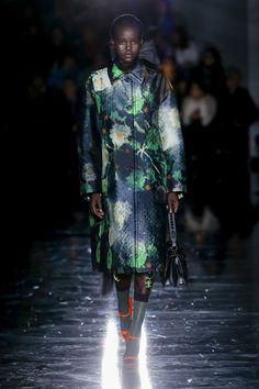 The complete Prada Fall 2018 Ready-to-Wear fashion show now on Vogue Runway. Fashion 2017, Italian Fashion