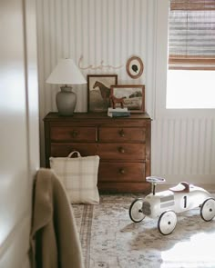 Decorate your nursery room with vintage paintings Vintage Toy Nursery, Vintage Race Car Nursery, Baby Boy Vintage Nursery, Vilac Car, Vintage Car Room, Vintage Boy Nursery, Vintage Baby Boy Nursery, Vintage Nursery Room