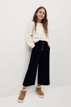 jupe-culotte en velours.  taille elastique.  2 poches.  boutons decoratifs devant. Kids Street Style, Trousers For Girls, Stylish Hoodies, Zara Outfit, Zara Girl, Kids Trend, Mango Kids, Kids Outfits Girls