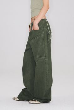 Discover Fibflx Women's Structured Baggy Green Cargo Pants: perfect for versatile styling. Featuring structured cuts and a wide leg design, these pants blend utility with a sleek, modern look. Ideal for any casual outing. Cargo Pant Photoshoot, Baggy Linen Cargo Pants, Green And Beige Outfit, Baggy Green Cargo Pants, Baggy Pants Women, Womens Cargo, Hand Style, Resort Wear Dresses, Tank Top Skirt