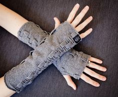 guantes largos Manset Lengan, Chunky Infinity Scarves, Grey Matter, Texting Gloves, Fleece Gloves, Gloves Design, Handwoven Scarf, Handmade Scarves, Long Gloves