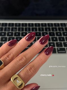 Transition Fall Nail Colors, Simple Nail Designs Burgundy, Burgundy Nails Short Almond, Nails Transition Summer To Fall, Good Nail Colors For Tan Skin, French Nails Creative, Short Red Fall Nails, Short Red Nails French Tip, Burgundy Biab Nails