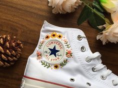 Converse Bleu, Floral Embroidery Shoes, Wedding Converse, Sweet Flowers, Bee Embroidery, Custom Converse, Personalized Shoes