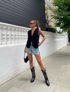 These Are The Country Concert Outfits All The Cool Girls Wear - CLOSS FASHION Outfit Botas, Looks Country, Nashville Outfits, Rodeo Outfits, Blazer Outfit, Cowboy Outfits, Country Concert Outfit, Looks Black