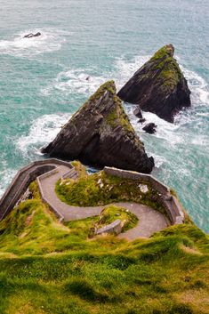 the dingle peninsula with text overlay that reads what to see on ireland's dingle peninsula