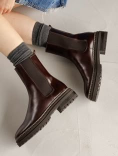 Clover Irish Coffee - Flat chelsea boots with chunky notched sole in brown leather Brown Chelsea Boots Outfit, Flat Chelsea Boots, Chelsea Boots Outfit, Irish Fashion, Fall Sneakers, New Look Fashion, Brown Chelsea Boots, Wedge Loafers, Chelsea Boots Women