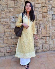 Prajkta Koli Outfits, Prajakta Koli Outfits Indian, Mostly Sane Prajakta Outfits, Kurta Outfits For College, Casual Office Outfits Women Indian, Prajakta Koli Outfits, Office Outfits Women Indian, Simple College Outfits