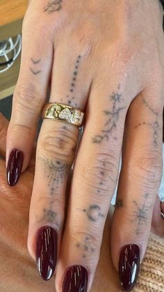 Hailey Bieber Nails, Bieber Nails, Nail Ring, Dainty Tattoos, Minimalist Nails, Dream Nails, Fire Nails, Funky Nails, Mini Tattoos