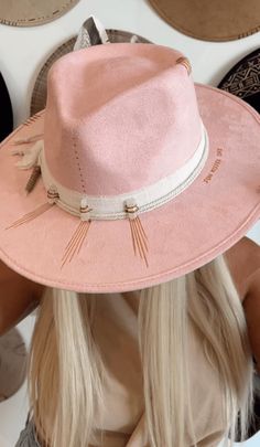 @fontetulumhats


 Eleva tu estilo con nuestro encantador Sombrero Rosa, una verdadera obra de arte meticulosamente hecha a mano por expertos artesanos en Tulum. Este exquisito sombrero presenta delicados dibujos dorados que añaden un toque de elegancia, mientras que los brillantes detalles en cuarzo le infunden un toque de encanto bohemio.


 Cada sombrero es un testimonio de la rica artesanía de Tulum, donde convergen la tradición y la creatividad. El suave tono rosa complementa cualquier con Pink Fedora For Summer Rodeo, Pink Western Felt Hat For Summer, Pink Western Style Felt Hat For Summer, Artisan Fedora Hat For Summer, Chic Adjustable Summer Felt Hat, Artisan Bucket Hat For Summer, Chic Adjustable Felt Hat For Summer, Artisan Summer Bucket Hat, Pink Bohemian Straw Hat With Flat Brim